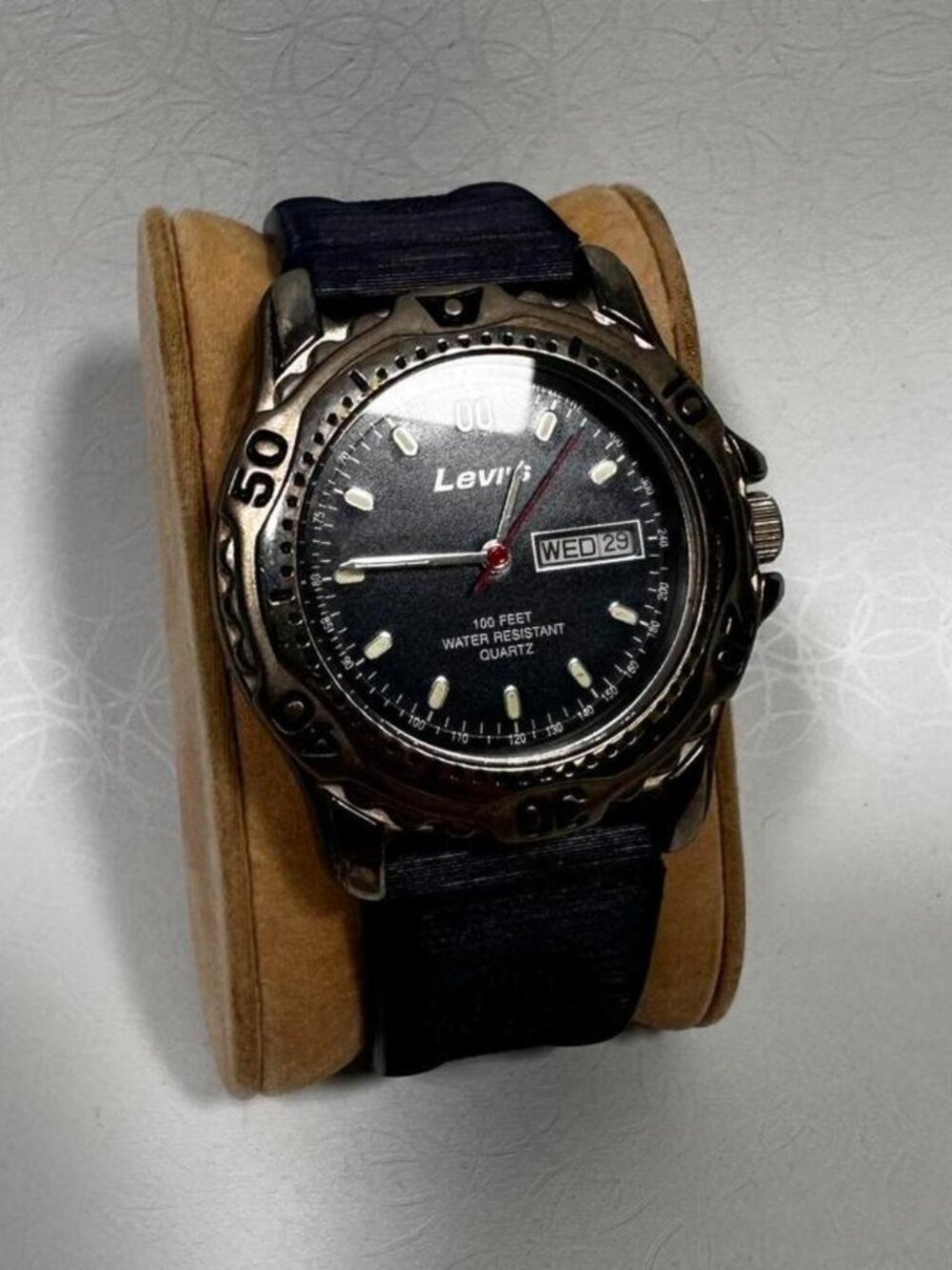 VINTAGE LEVIS DIVER STYLE WATCH NAVY BLUE DIAL RUBBER STRAP Y2K GRUNGE LEVM3129